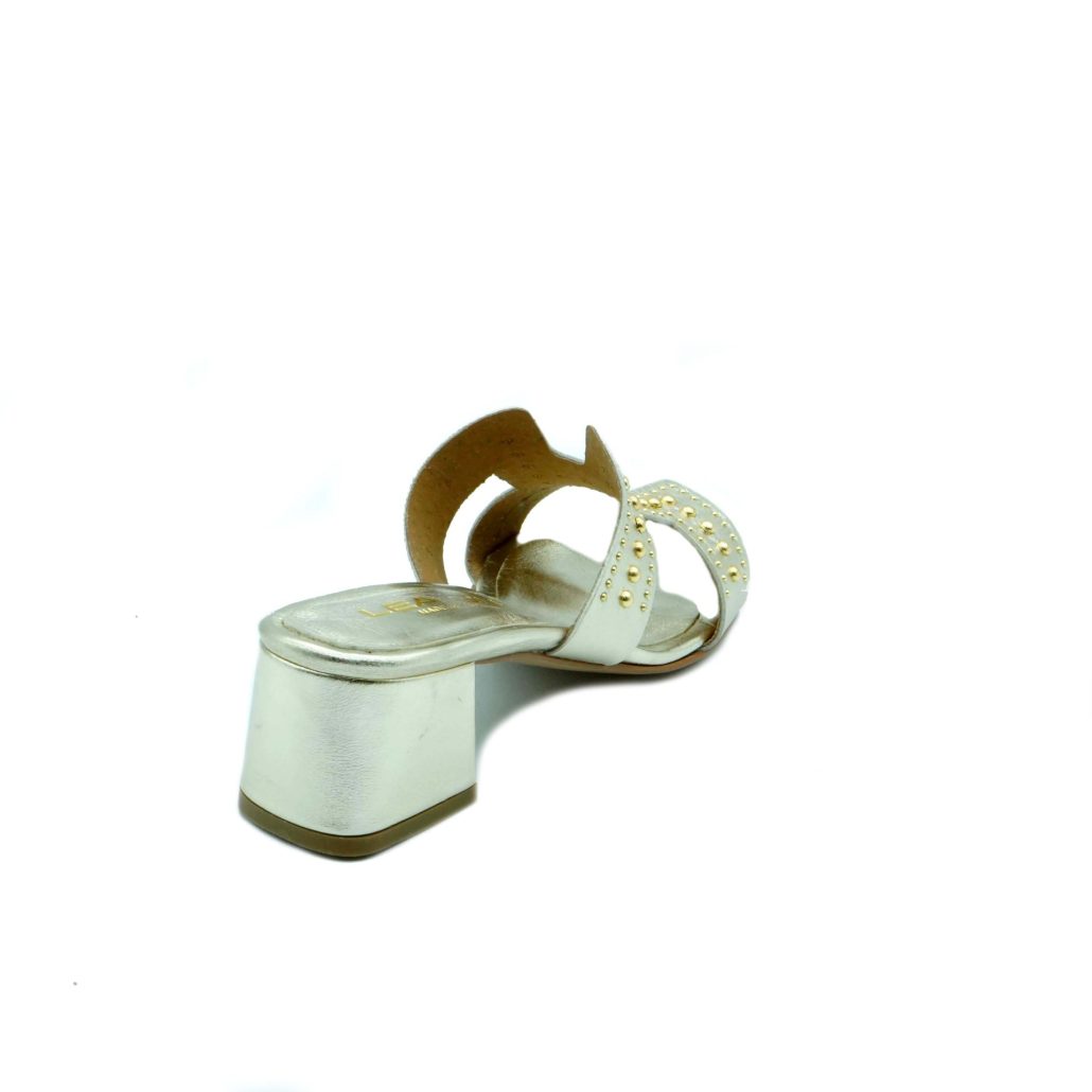 Lea Gu ciabattina in nappa laminata, fascia frontale con borchie oro, tacco ricoperto 50 mm In Saldo
