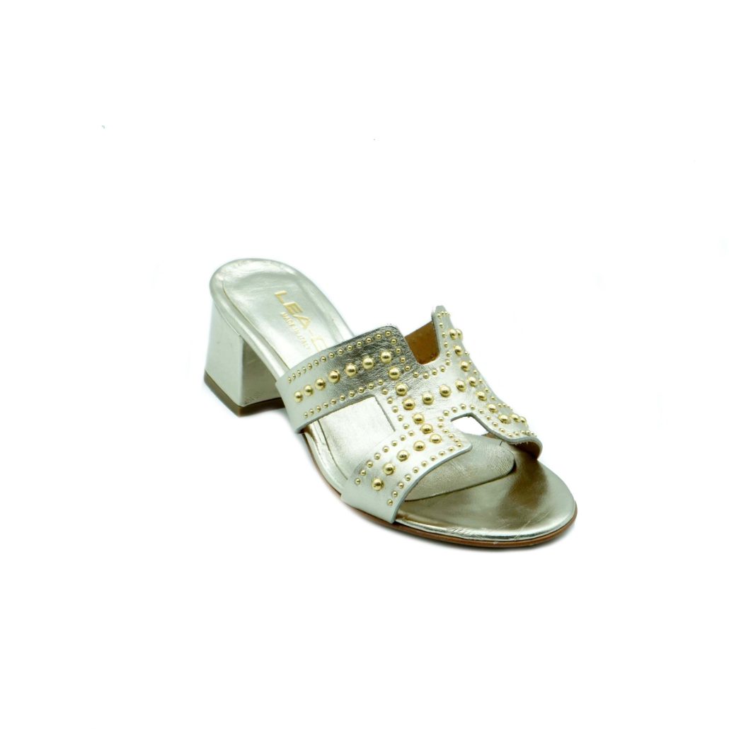 Lea Gu ciabattina in nappa laminata, fascia frontale con borchie oro, tacco ricoperto 50 mm In Saldo
