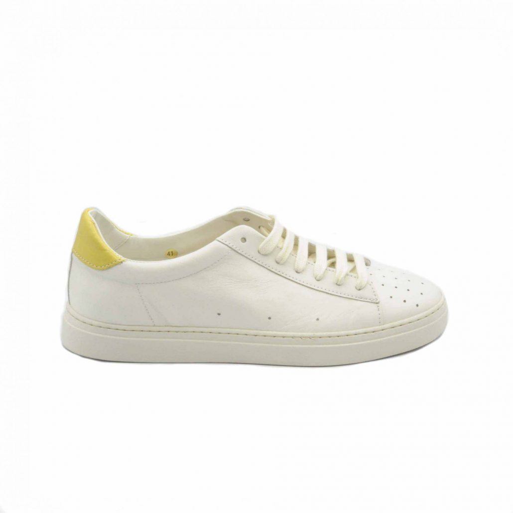 Lea Gu sneakers in nappa, punta traforata, tallone in contrasto verde, fondo gomma 25 mm Nuova