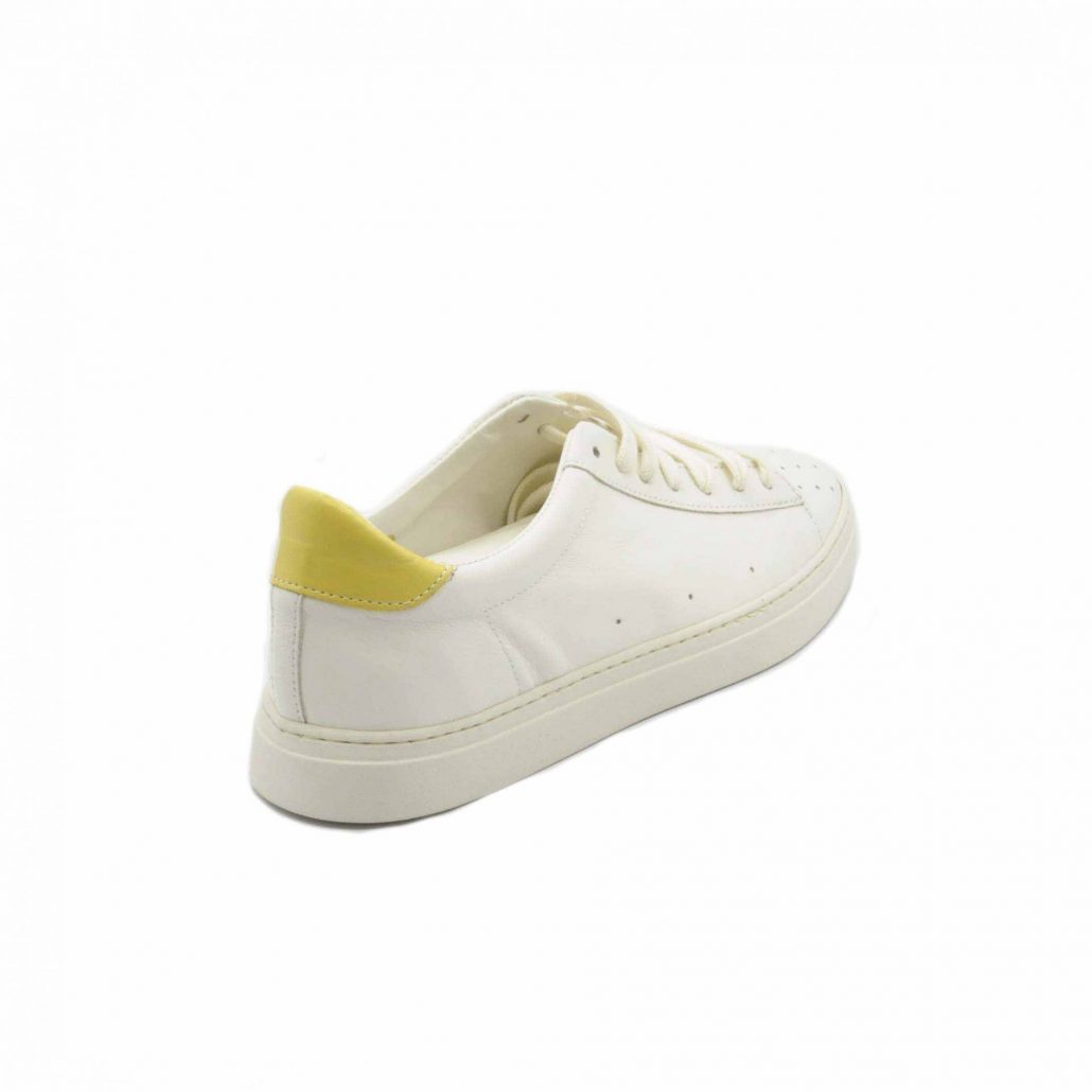 Lea Gu sneakers in nappa, punta traforata, tallone in contrasto verde, fondo gomma 25 mm Nuova