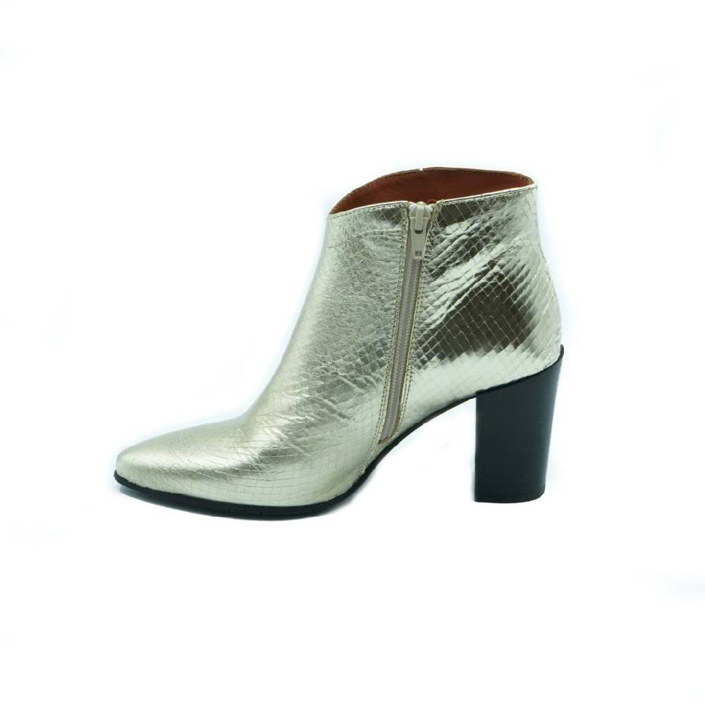 Lea Gu tronchetto in nappa laminata, zip interna, tacco in contrasto 80mm Italia