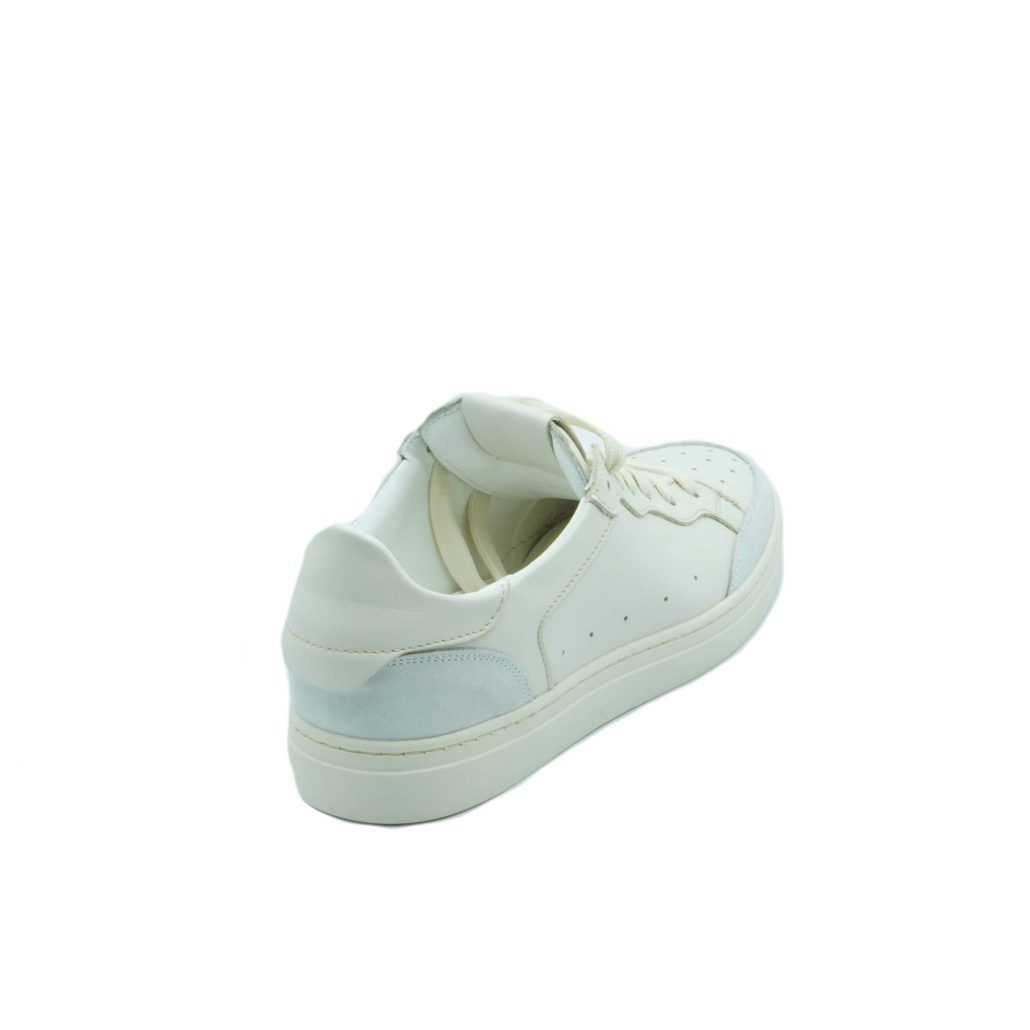 Lea Gu sneakers in nappa, allacciatura frontale, tallone in contrasto, fondo gomma 30mm Offerte