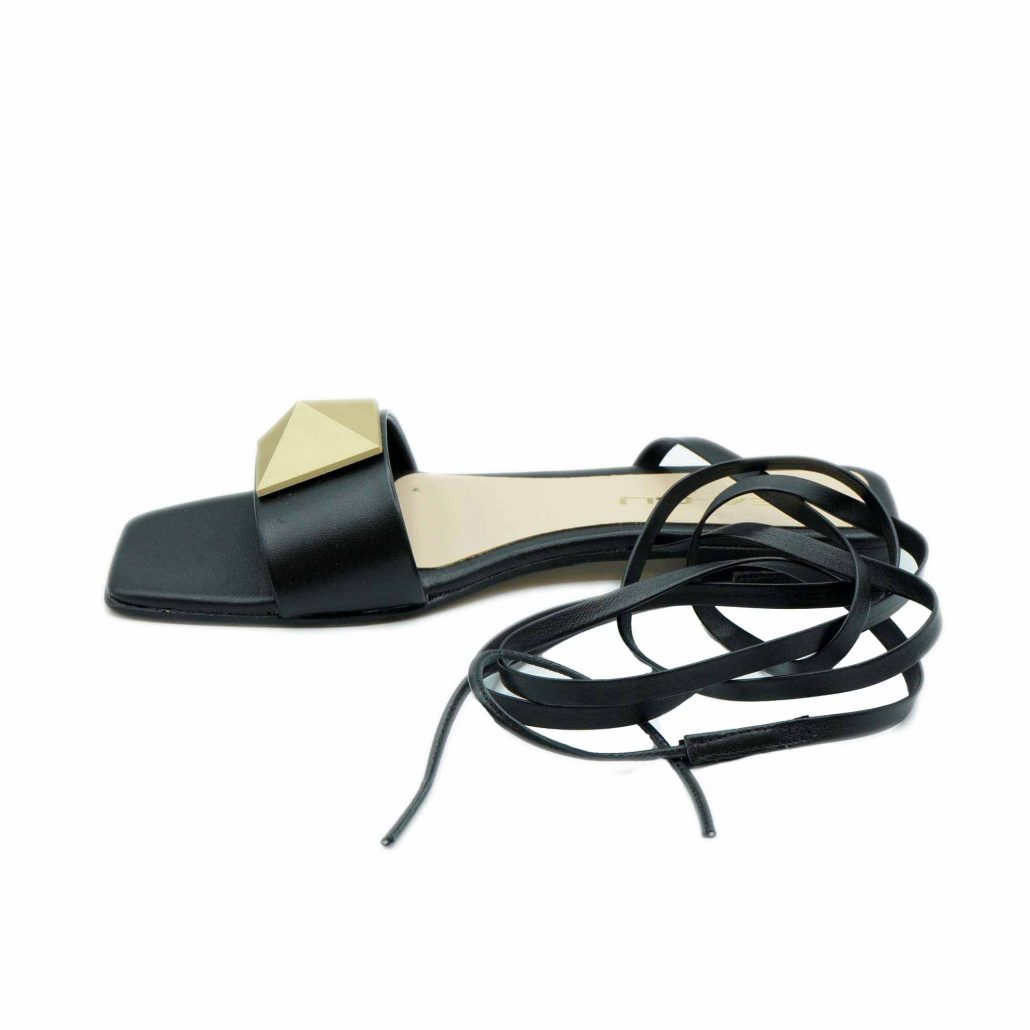 Lea Gu sandalo in nappa, fascia con piramide oro frontale, lacci in caviglia, tacco 20 mm Negozio