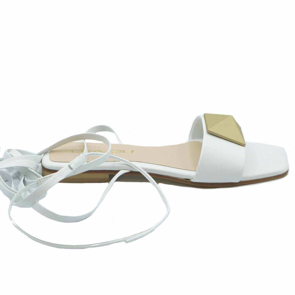 Lea Gu sandalo in nappa, fascia con piramide oro frontale, lacci in caviglia, tacco 20 mm Negozio