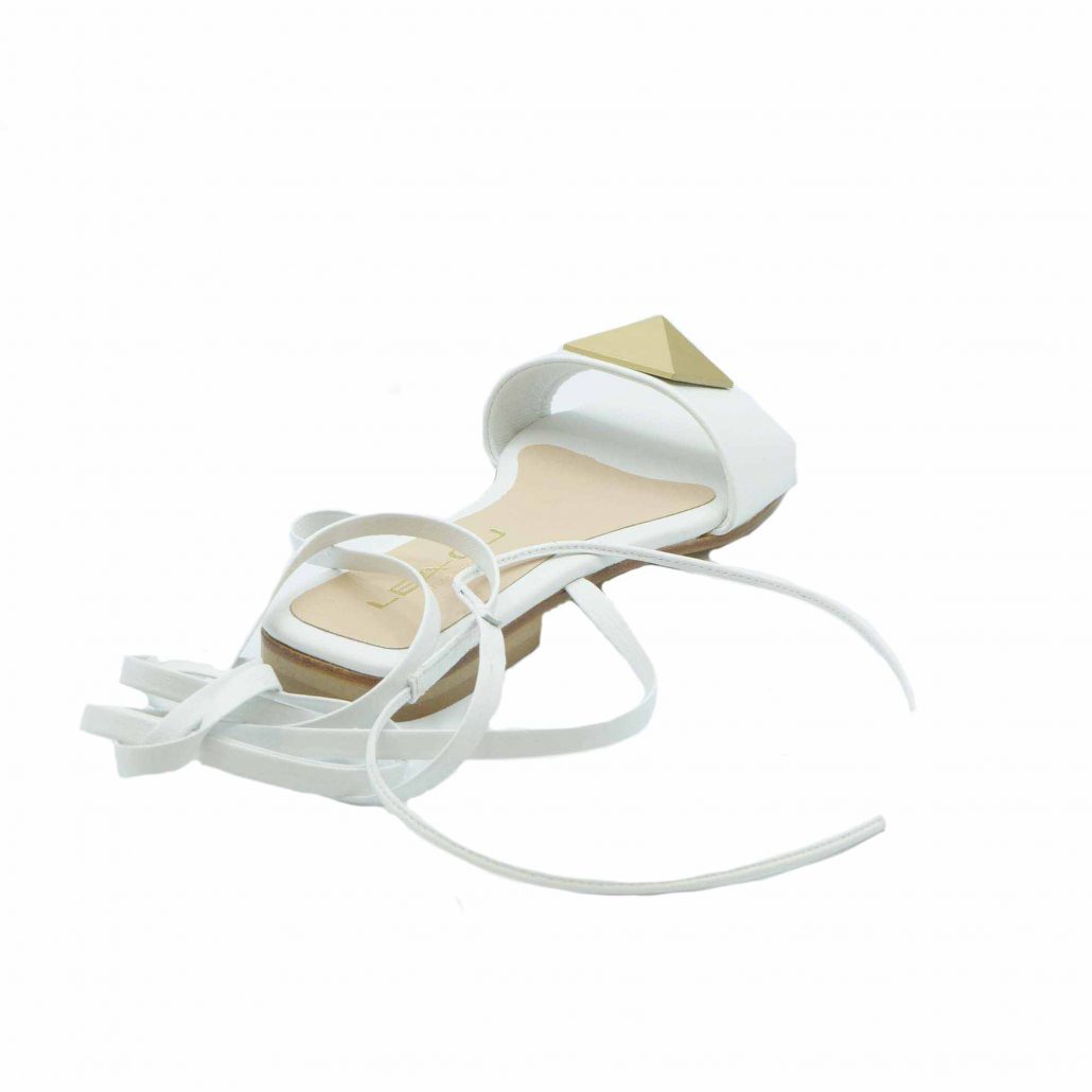 Lea Gu sandalo in nappa, fascia con piramide oro frontale, lacci in caviglia, tacco 20 mm Negozio