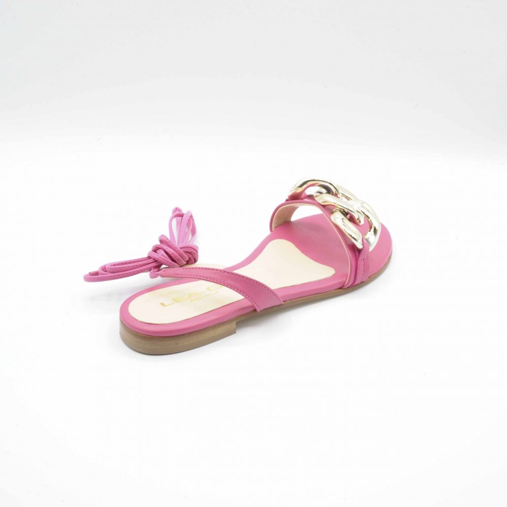 Lea Gu sandalo in nappa, allacciatura in caviglia e accessorio oro frontale, tacco 15 mm In Vendita