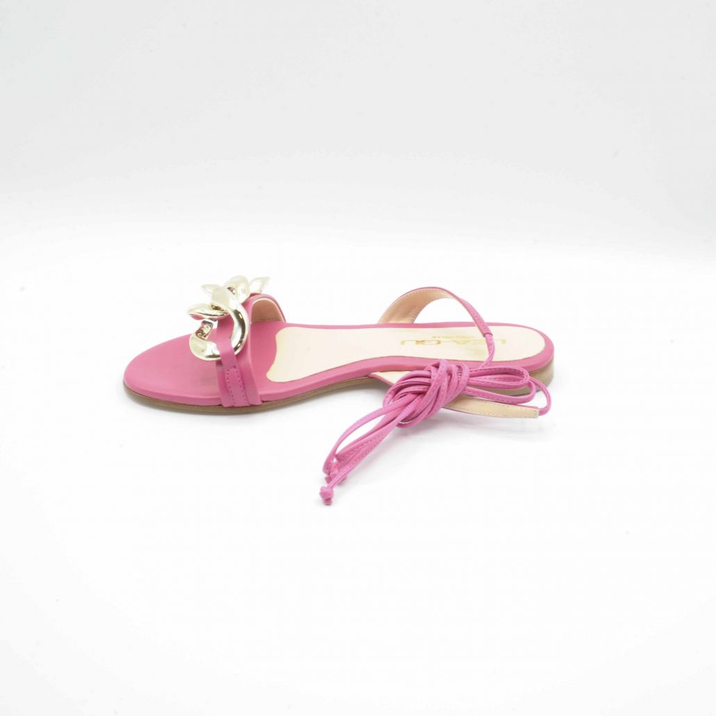 Lea Gu sandalo in nappa, allacciatura in caviglia e accessorio oro frontale, tacco 15 mm In Vendita