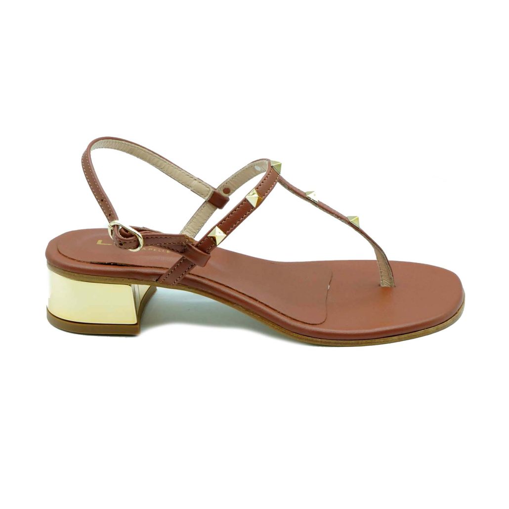 Lea Gu sandalo infradito in nappa, borchie frontali, allacciatura posteriore, tacco color oro 30mm Nuova