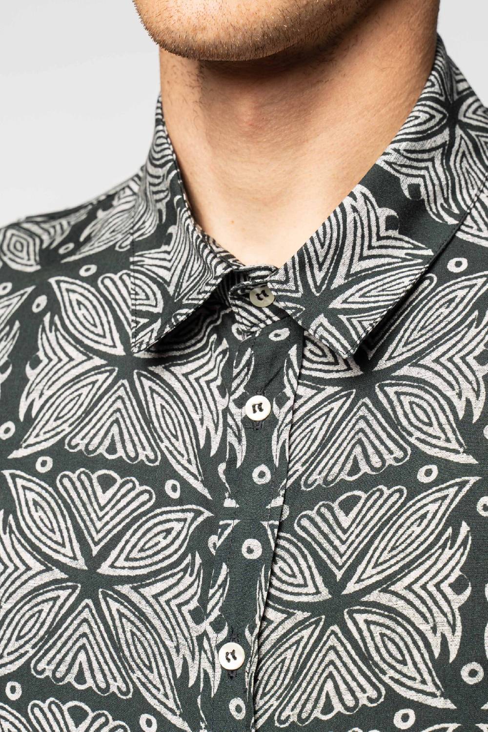 Officina 36 Camicia nera in viscosa stampata Saldi Di Fabbrica